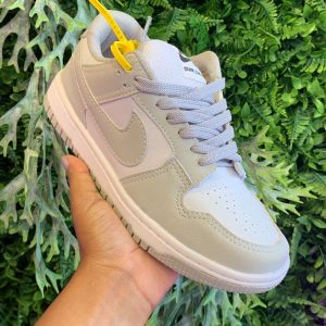 TĂȘnis Nike Dunk Low Branco e Cinza, modelo primeira linha, confeccionado em couro ecolĂłgico.