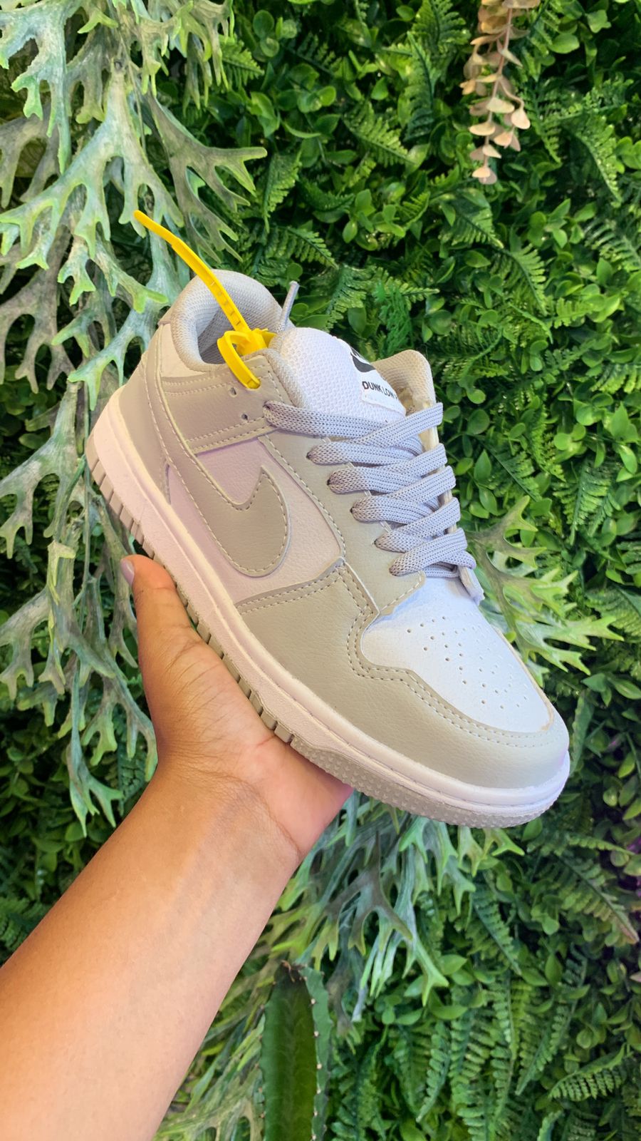 Tênis Nike Dunk Low Branco e Cinza, modelo primeira linha, confeccionado em couro ecológico.