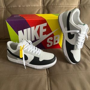 TĂȘnis Nike Dunk Low Branco, Cinza e Preto, modelo primeira linha, confeccionado em couro ecolĂłgico.