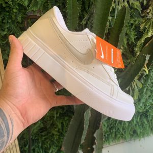 TĂȘnis Nike Malibu Feminino Branco com Detalhe Cinza, modelo primeira linha, confeccionado em couro ecolĂłgico.